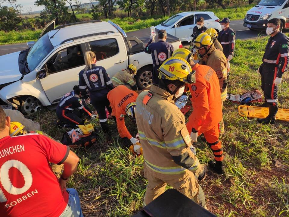 Bombeiros atendem vítima de acidente