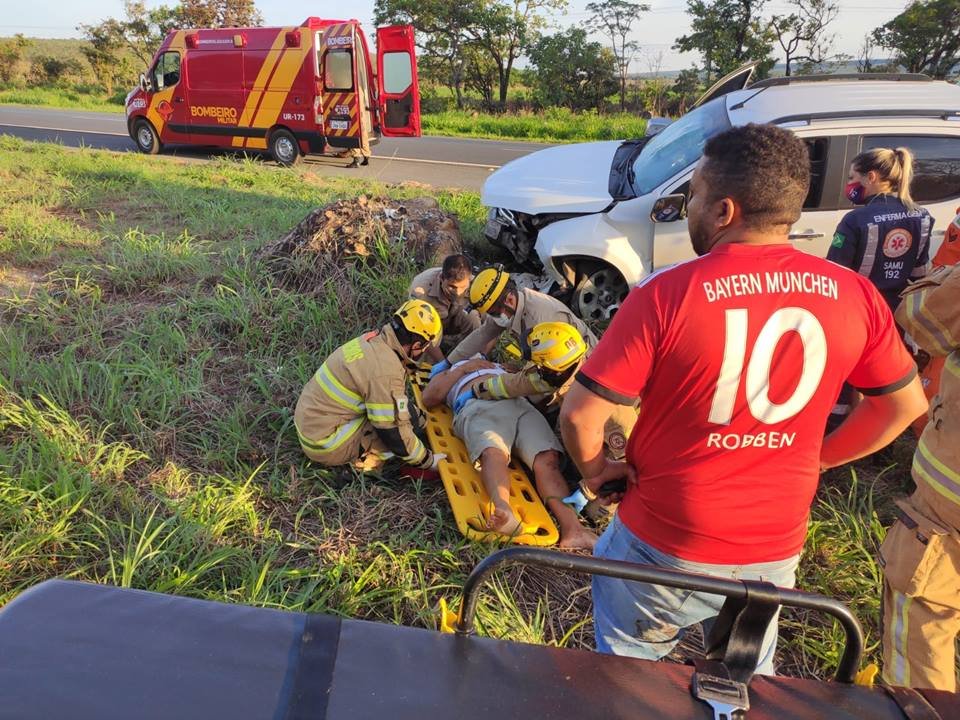 Bombeiros atendem vítima de acidente