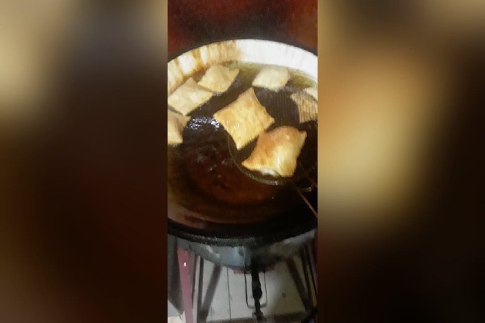 Em lanchonete de Campo Grande, pastel é frito em óleo preto e tem baratas