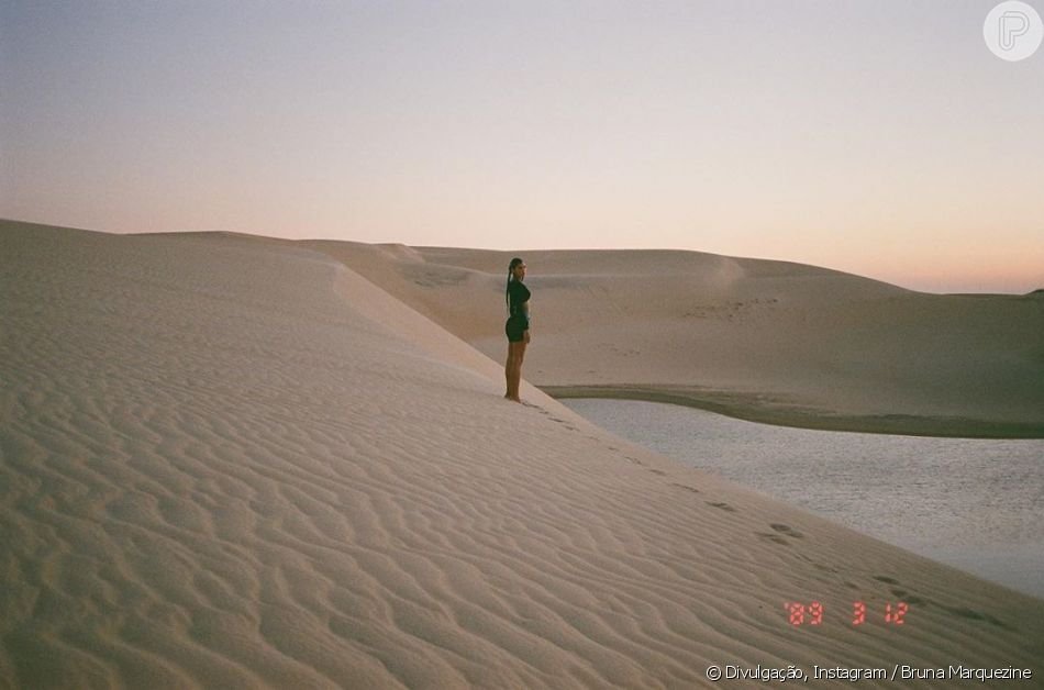 mulher nas dunas na praia