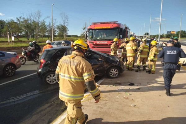 carro capotado com bombeiros em volta