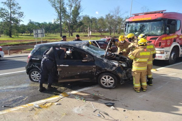 carro capotado com bombeiros em volta