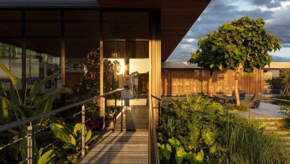 casa com varanda e luz do sol