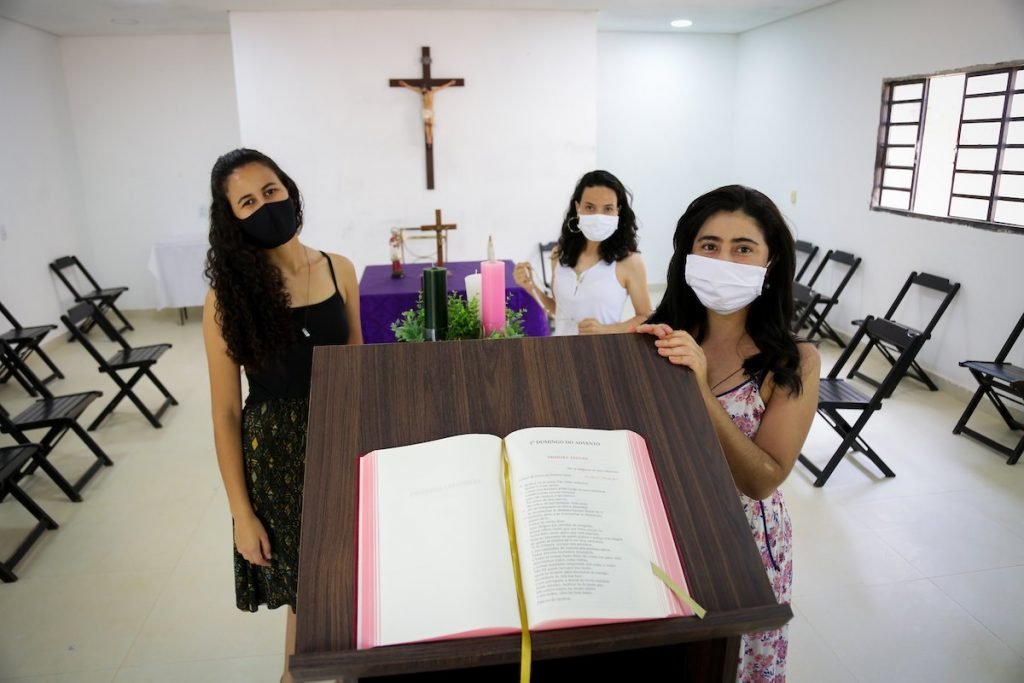 Fiéis em igreja católica