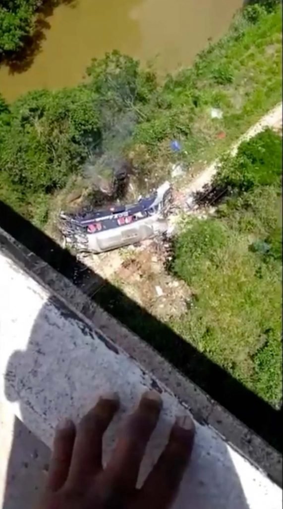 ACIDENTE ONIBUS VIADUTO EM JOÃO MONLEVADE MG