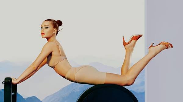 Marina Ruy Barbosa em campanha da Ginger com a Schutz