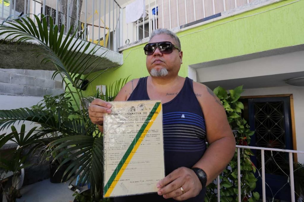 Sérgio Leonardo Adoção Ilegal - Sérgio Leonardo Soares Duarte, nascido na cidade de Curitiba no Paraná, foi adotado ilegalmente e procura sua mãe biológica a 14 anos. Sérgio mora no bairro de Jacarepaguá, zona oeste da cidade do Rio de Janeiro