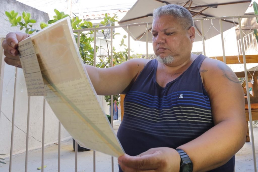 Sérgio Leonardo Adoção Ilegal - Sérgio Leonardo Soares Duarte, nascido na cidade de Curitiba no Paraná, foi adotado ilegalmente e procura sua mãe biológica a 14 anos. Sérgio mora no bairro de Jacarepaguá, zona oeste da cidade do Rio de Janeiro