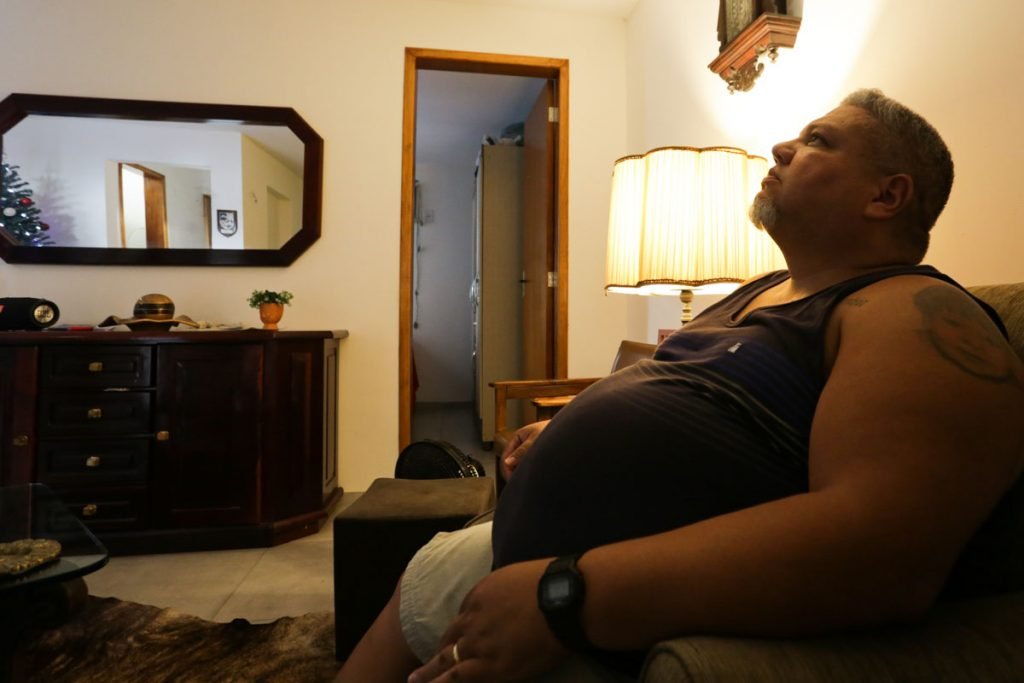 Sérgio Leonardo Adoção Ilegal - Sérgio Leonardo Soares Duarte, nascido na cidade de Curitiba no Paraná, foi adotado ilegalmente e procura sua mãe biológica a 14 anos. Sérgio mora no bairro de Jacarepaguá, zona oeste da cidade do Rio de Janeiro