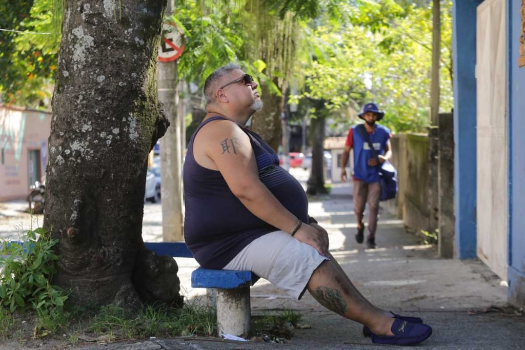 Sérgio Leonardo Adoção Ilegal - Sérgio Leonardo Soares Duarte, nascido na cidade de Curitiba no Paraná, foi adotado ilegalmente e procura sua mãe biológica a 14 anos. Sérgio mora no bairro de Jacarepaguá, zona oeste da cidade do Rio de Janeiro