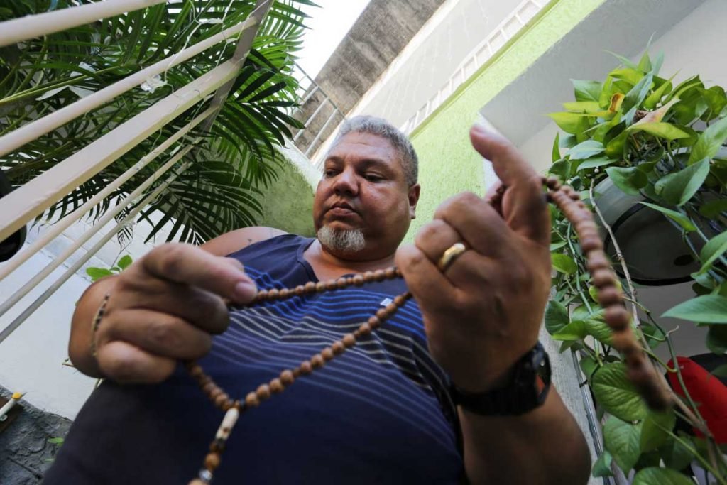 Sérgio Leonardo Adoção Ilegal - Sérgio Leonardo Soares Duarte, nascido na cidade de Curitiba no Paraná, foi adotado ilegalmente e procura sua mãe biológica a 14 anos. Sérgio mora no bairro de Jacarepaguá, zona oeste da cidade do Rio de Janeiro