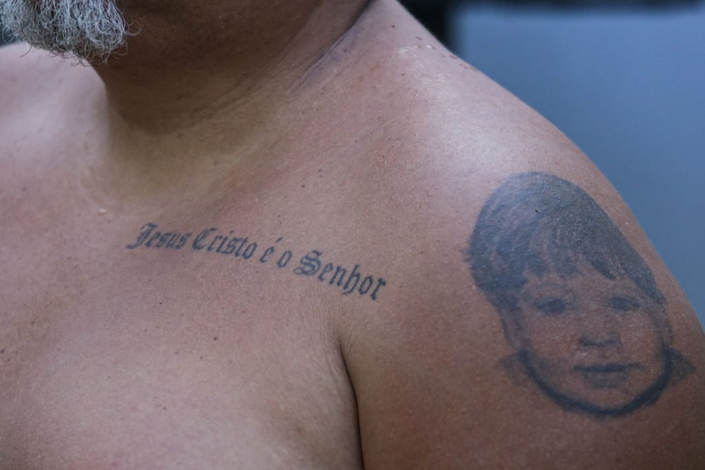 Sérgio Leonardo Adoção Ilegal - Sérgio Leonardo Soares Duarte, nascido na cidade de Curitiba no Paraná, foi adotado ilegalmente e procura sua mãe biológica a 14 anos. Sérgio mora no bairro de Jacarepaguá, zona oeste da cidade do Rio de Janeiro