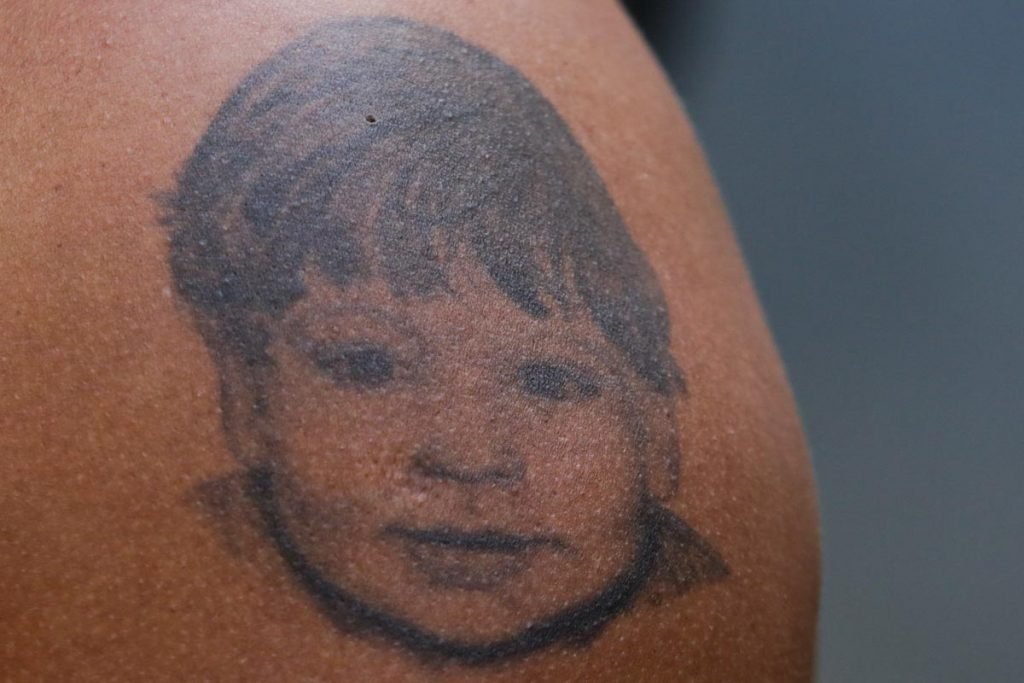 Sérgio Leonardo Adoção Ilegal - Sérgio Leonardo Soares Duarte, nascido na cidade de Curitiba no Paraná, foi adotado ilegalmente e procura sua mãe biológica a 14 anos. Sérgio mora no bairro de Jacarepaguá, zona oeste da cidade do Rio de Janeiro