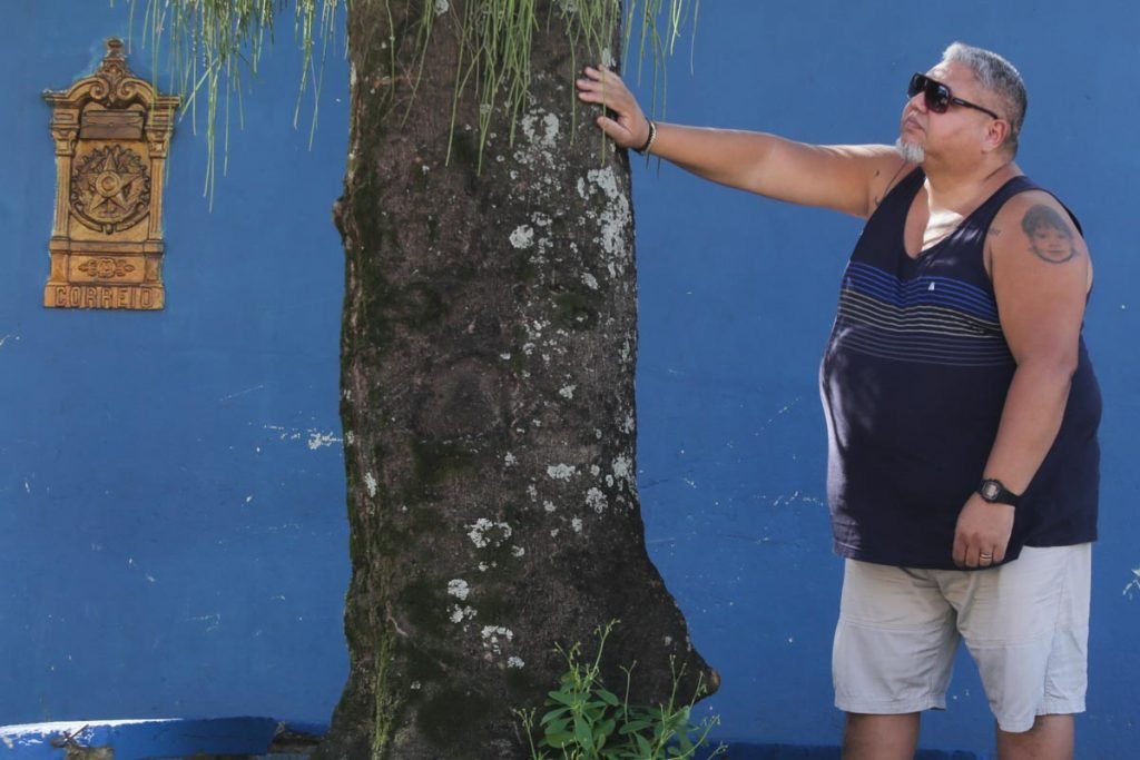 Sérgio Leonardo Adoção Ilegal - Sérgio Leonardo Soares Duarte, nascido na cidade de Curitiba no Paraná, foi adotado ilegalmente e procura sua mãe biológica a 14 anos. Sérgio mora no bairro de Jacarepaguá, zona oeste da cidade do Rio de Janeiro