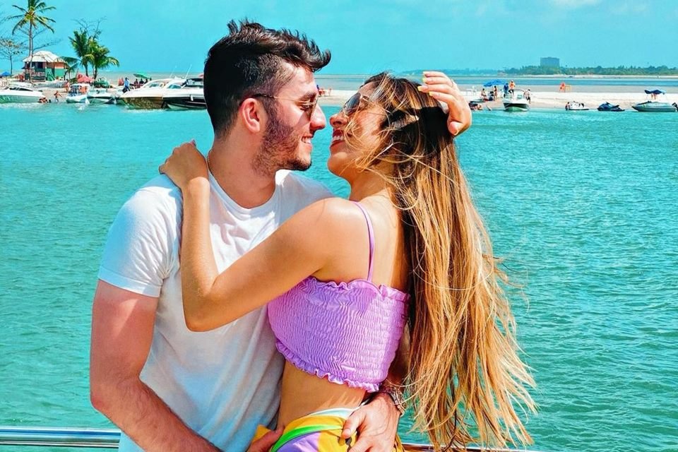 Jonas esticado e namorada Bruna haz