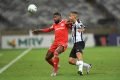 Rodinei e Arana disputam bola em Atlético-MG x Inter
