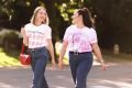 Influenciadores combinam look de camiseta branca e calça mom jeans