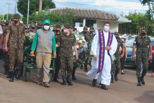 Enterro de militar morto no DF