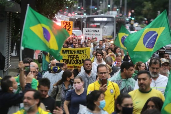 Manifestantes fazem um protesto contra o governador João Doria (PSDB) e a vacina, na avenida Paulista 1