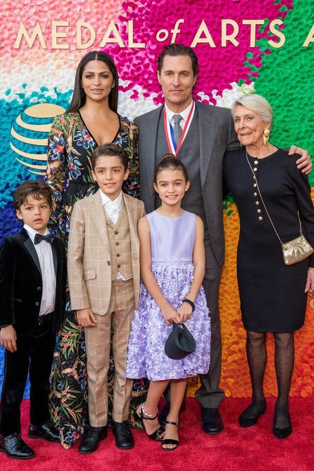Camila Alves e Matthew McConaughey com os filhos