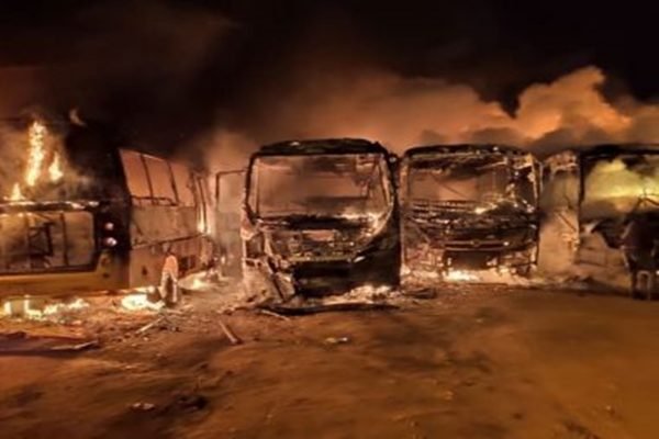 Incêndio em pátio de prefeitura na Bahia destrói sete ônibus escolares