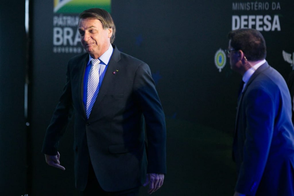 Presidente Bolsonaro tropeça ao subir no palco para o discurso no almoço de final de ano da FAB