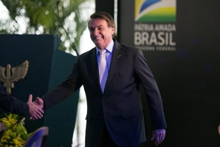Presidente Bolsonaro tropeça ao subir no palco para o discurso no almoço de final de ano da FAB