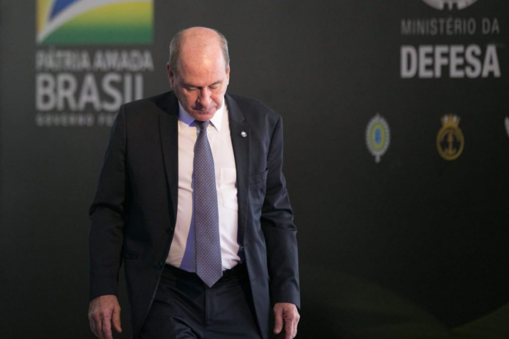 Presidente Bolsonaro tropeça ao subir no palco para o discurso no almoço de final de ano da FAB