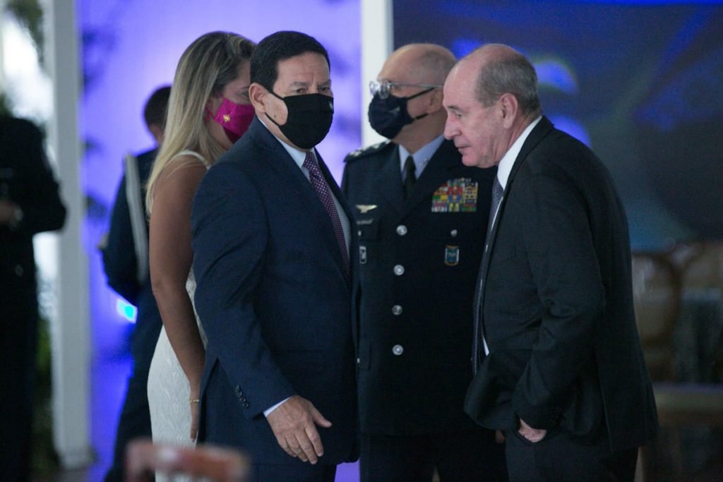 Presidente Bolsonaro tropeça ao subir no palco para o discurso no almoço de final de ano da FAB