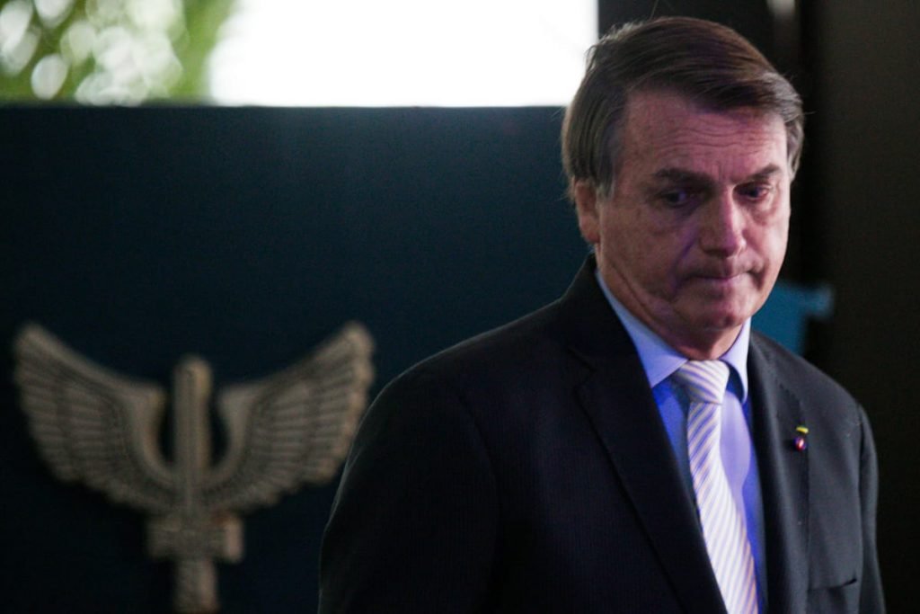 Presidente Bolsonaro tropeça ao subir no palco para o discurso no almoço de final de ano da FAB
