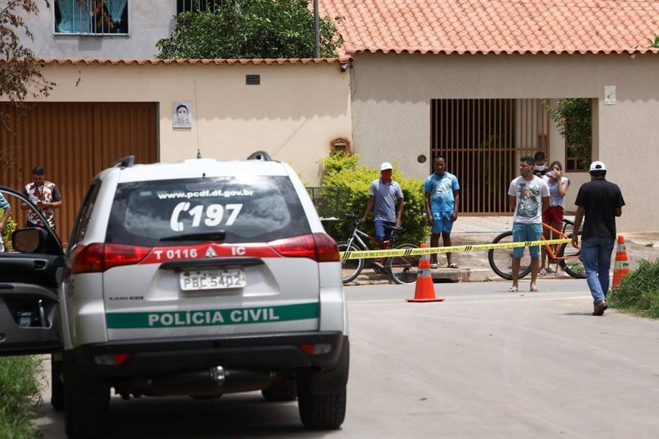 Civil Police vehicle in front of the house where there was a double homicide in DF