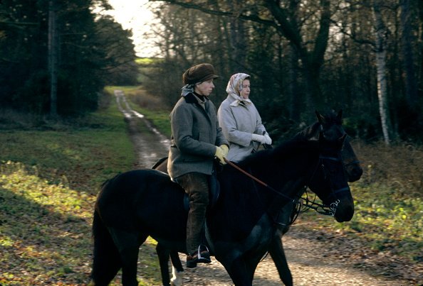 duas mulheres andando a cavalo