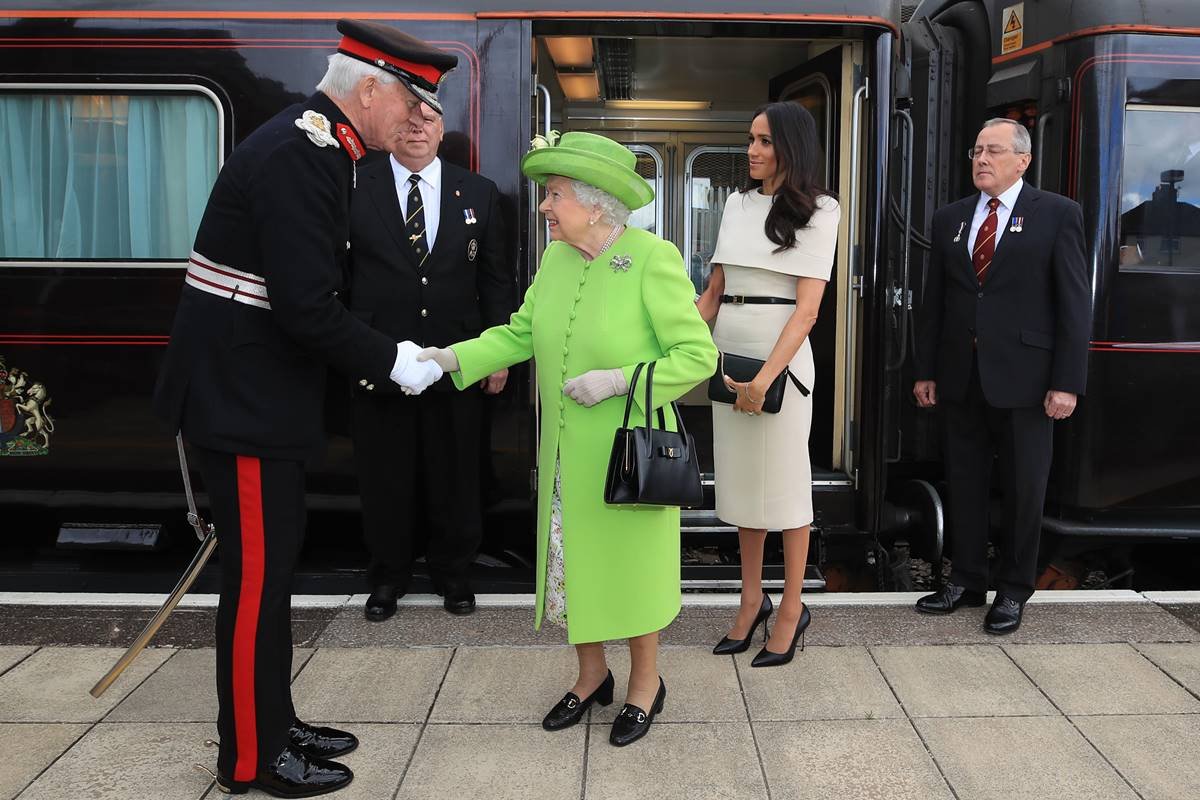 Rainha Elizabeth e Meghan Markle - British Royal Train - Trem Real