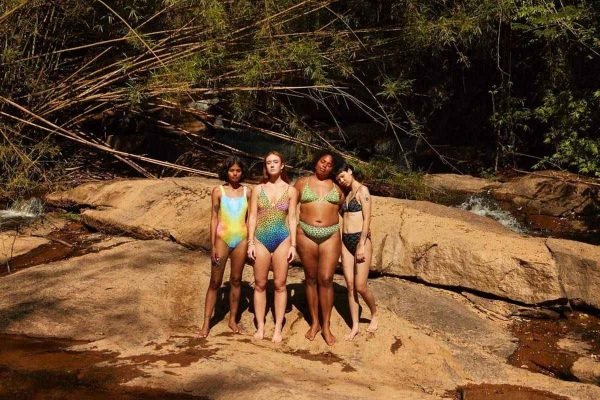 Modelos usam peças de banho pisando em rocha