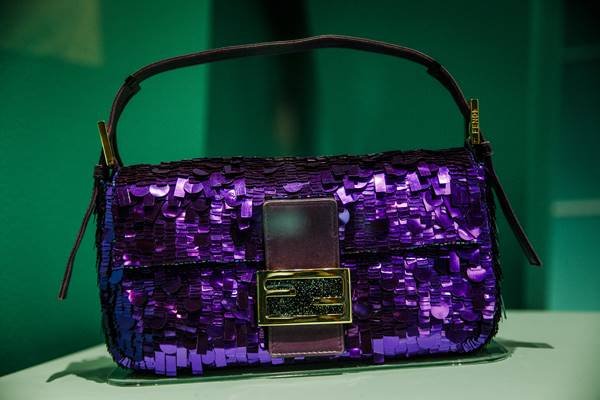 Bolsa Baguette, da Fendi, em exposição Bags: Inside Out, do museu Victoria & Albert