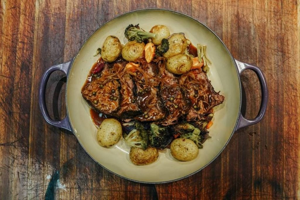 Cupim assado na brasa com cebola caramelizada e molho poivre