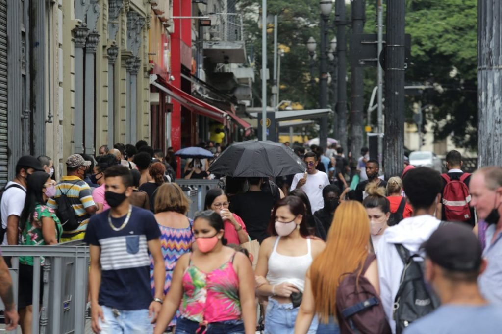 Pessoas se aglomeram na região central de São Paulo, devido a época de natal, nesta tarde de sábado (12). O estado de São Paulo regrediu para a fase amarela, devido a crise da covid-19.