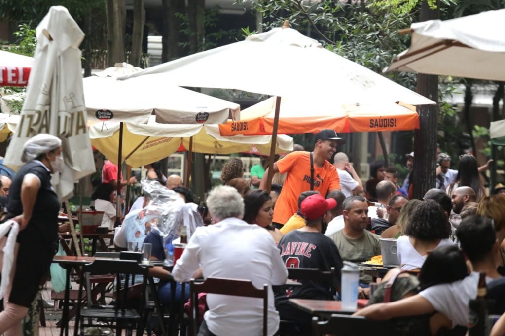 Bares lotados na região central de São Paulo, nesta tarde de sábado (12). As restrições devido a covid-19 no estado bares e restaurante começam a valer hoje.