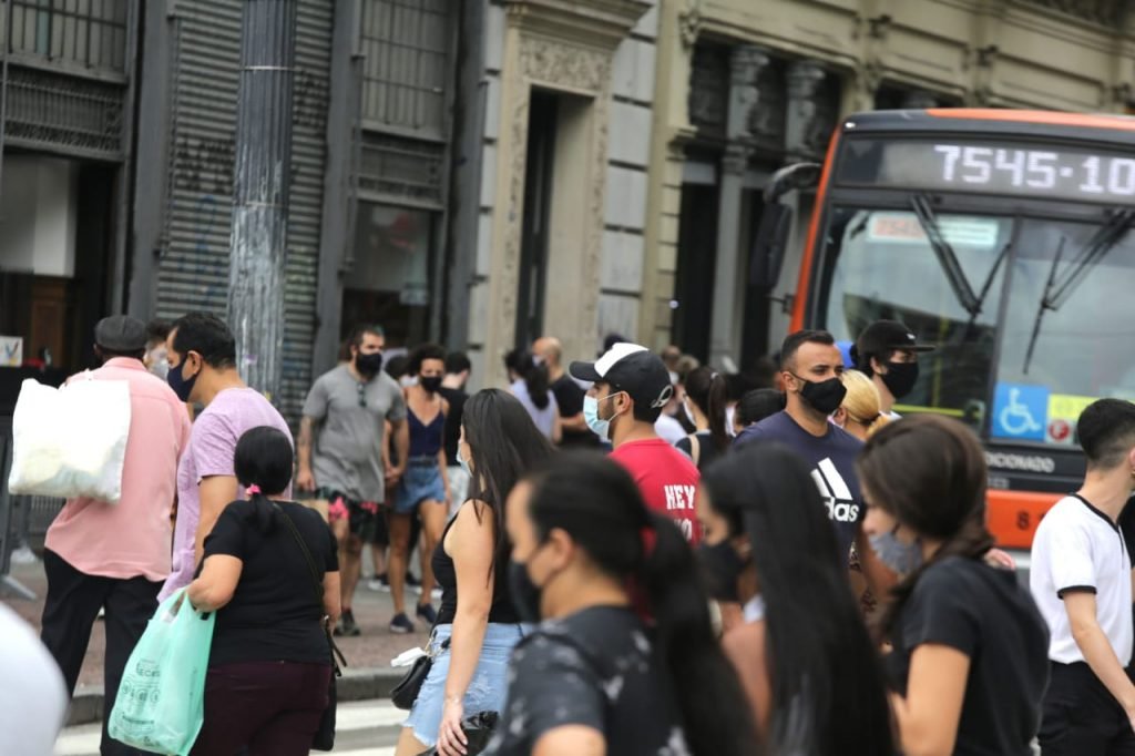 Pessoas se aglomeram na região central de São Paulo, devido a época de natal, nesta tarde de sábado (12). O estado de São Paulo regrediu para a fase amarela, devido a crise da covid-19.