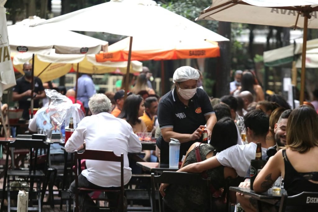 Bares lotados na região central de São Paulo, nesta tarde de sábado (12). As restrições devido a covid-19 no estado bares e restaurante começam a valer hoje.