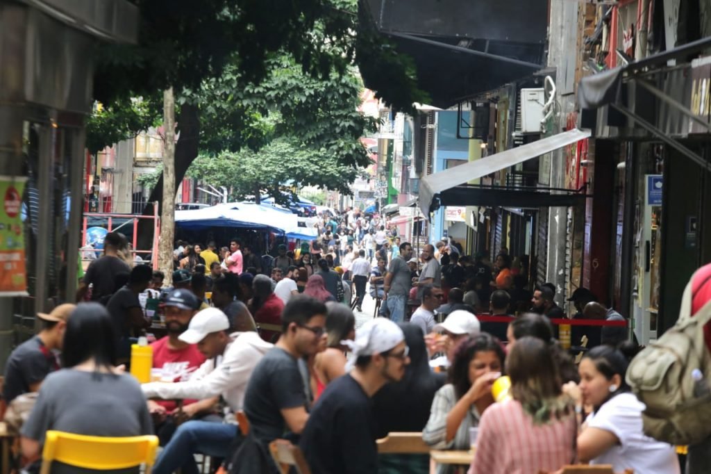 Bares lotados na região central de São Paulo, nesta tarde de sábado (12). As restrições devido a covid-19 no estado bares e restaurante começam a valer hoje.