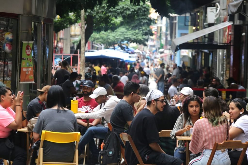 Bares lotados na região central de São Paulo, nesta tarde de sábado (12). As restrições devido a covid-19 no estado bares e restaurante começam a valer hoje.