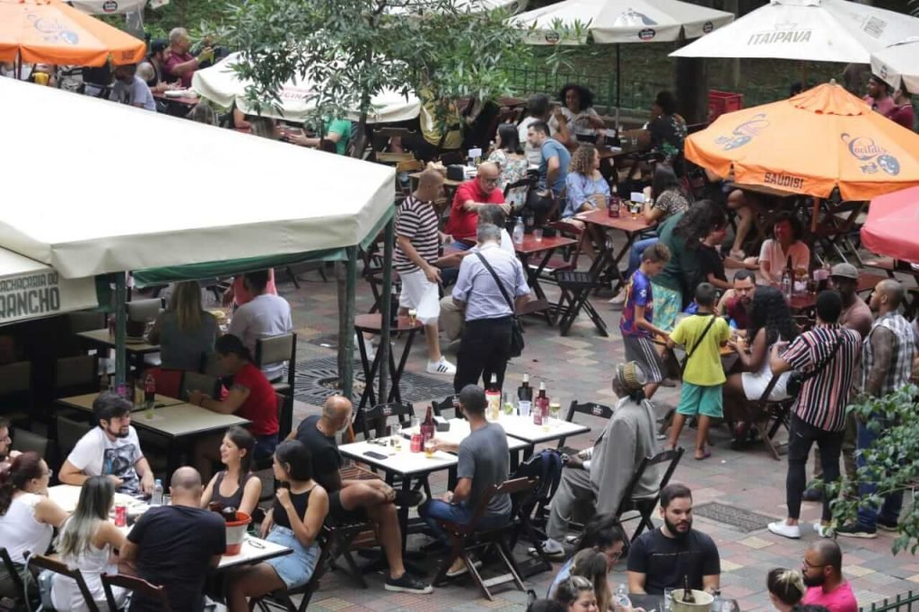 Bares lotados na região central de São Paulo, nesta tarde de sábado (12). As restrições devido a covid-19 no estado bares e restaurante começam a valer hoje.