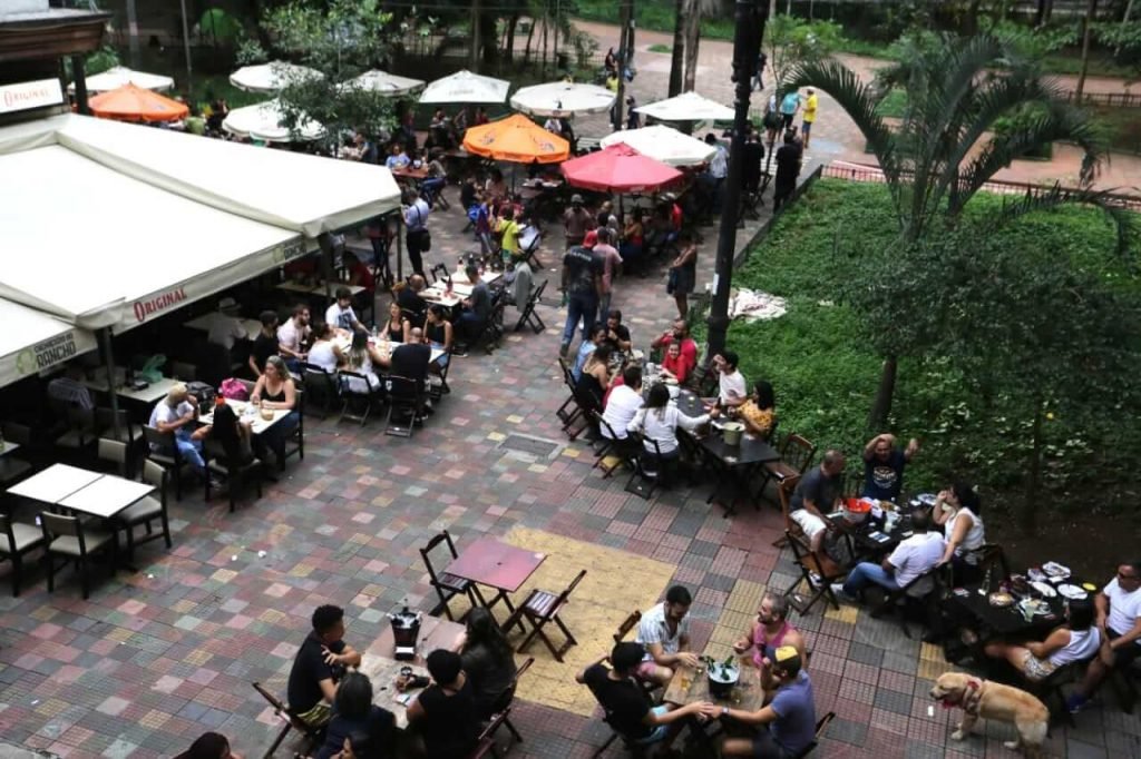 Bares lotados na região central de São Paulo, nesta tarde de sábado (12). As restrições devido a covid-19 no estado bares e restaurante começam a valer hoje.