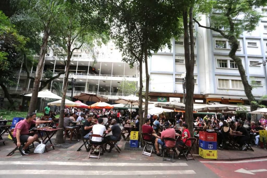 Bares lotados na região central de São Paulo, nesta tarde de sábado (12). As restrições devido a covid-19 no estado bares e restaurante começam a valer hoje.
