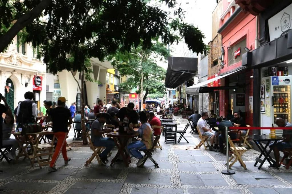 Bares lotados na região central de São Paulo, nesta tarde de sábado (12). As restrições devido a covid-19 no estado bares e restaurante começam a valer hoje.