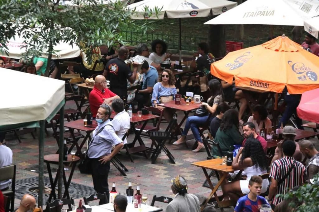 Bares lotados na região central de São Paulo, nesta tarde de sábado (12). As restrições devido a covid-19 no estado bares e restaurante começam a valer hoje.