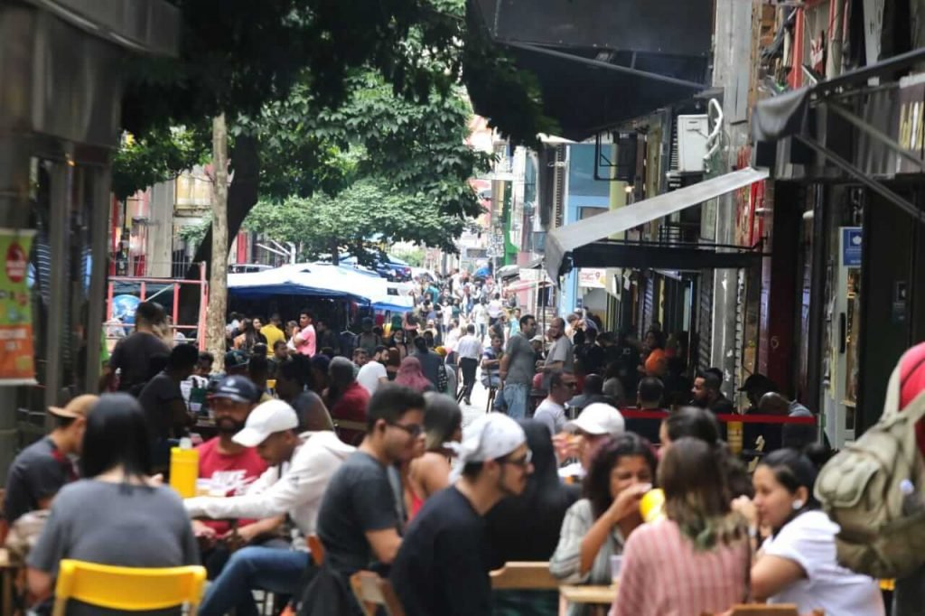Bares lotados na região central de São Paulo, nesta tarde de sábado (12). As restrições devido a covid-19 no estado bares e restaurante começam a valer hoje.