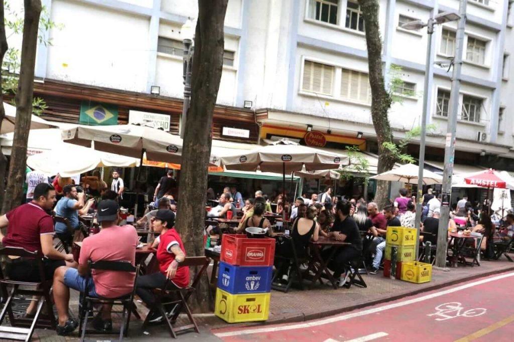 Bares lotados na região central de São Paulo, nesta tarde de sábado (12). As restrições devido a covid-19 no estado bares e restaurante começam a valer hoje.