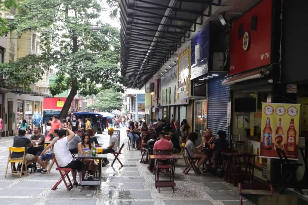 Bares lotados na região central de São Paulo, nesta tarde de sábado (12). As restrições devido a covid-19 no estado bares e restaurante começam a valer hoje.